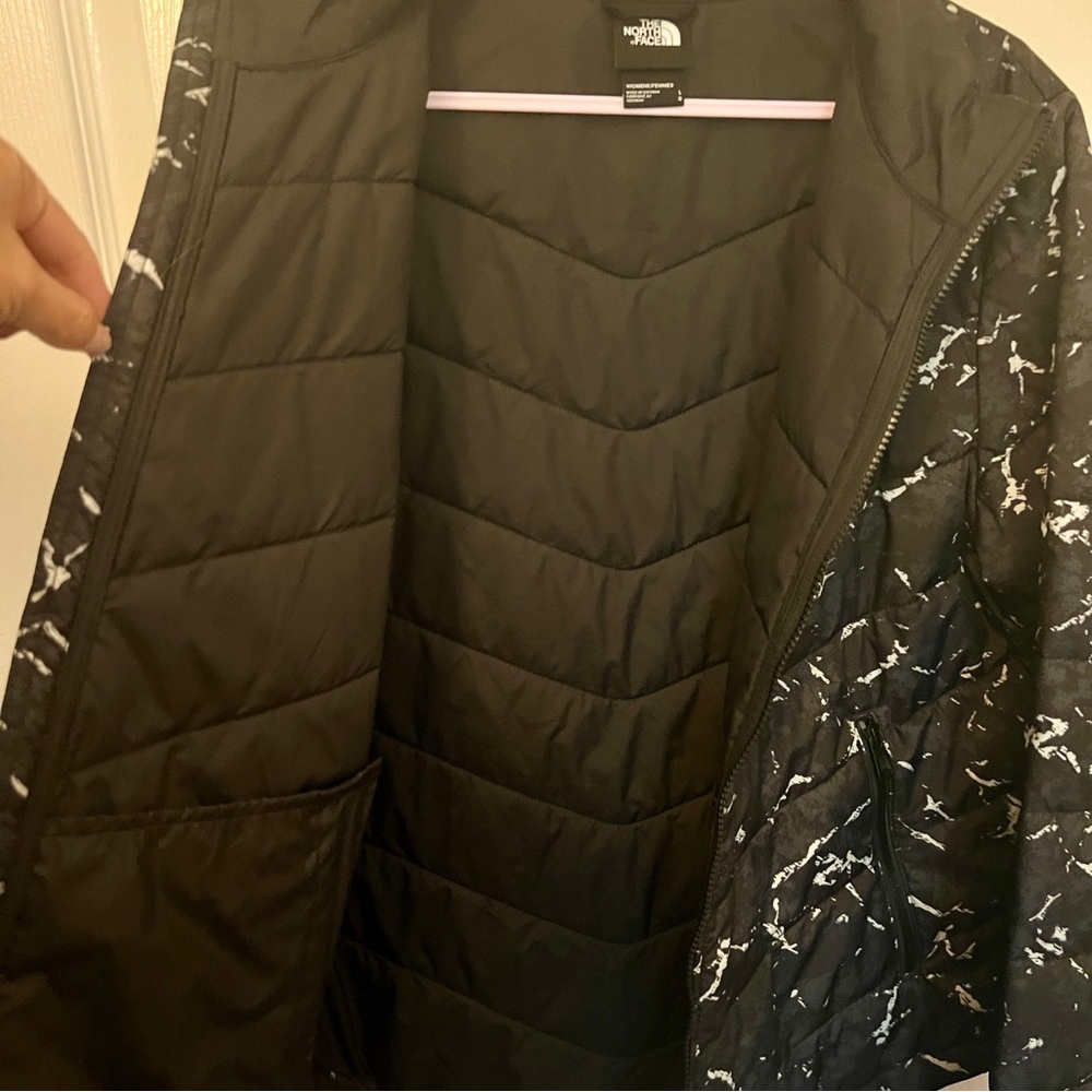 The North Face Women's Black and White Patterned Puffer Jacket - Picture 10 of 10